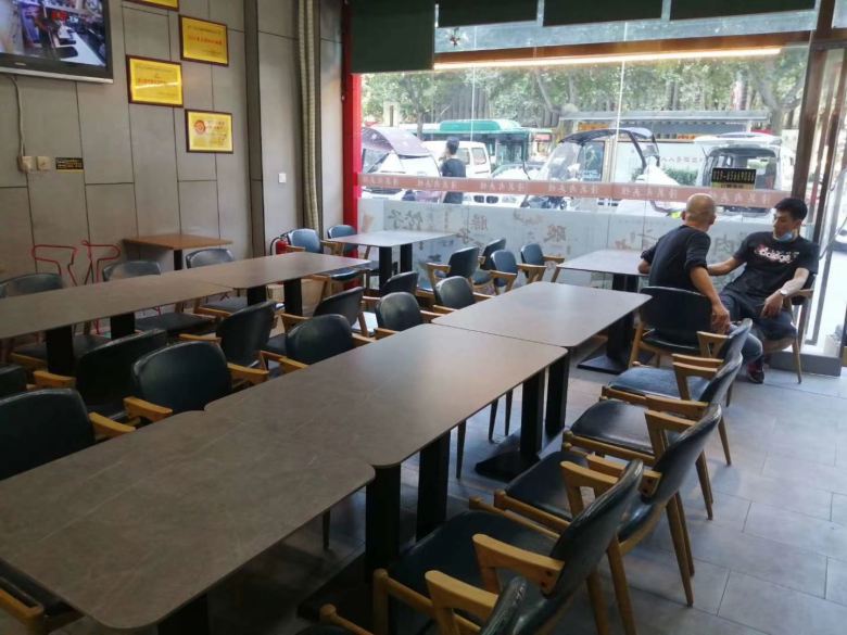 潼關(guān)肉夾饃餐桌椅進場安裝.jpg