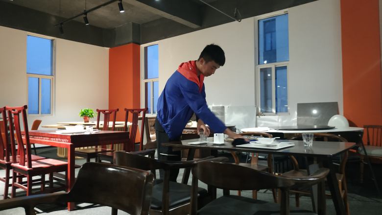博菲克項(xiàng)目經(jīng)理拖地.jpg