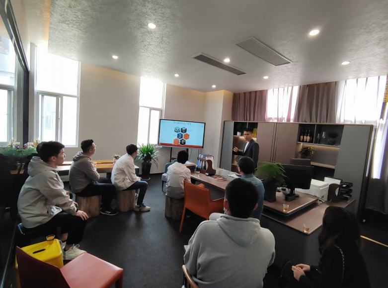 博菲克家具廠銷售部門深夜開會(huì)現(xiàn)場(chǎng).jpg