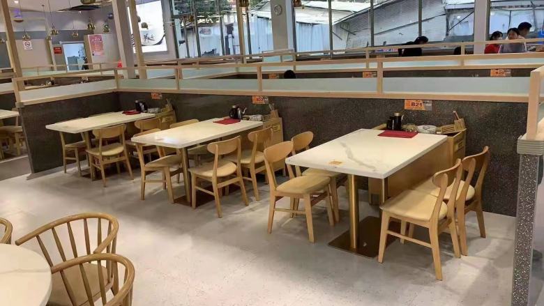 餐飲家具廠工人安裝現(xiàn)場.jpg