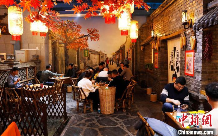罐罐茶館內(nèi)人聲鼎沸，充滿煙火氣。.jpg