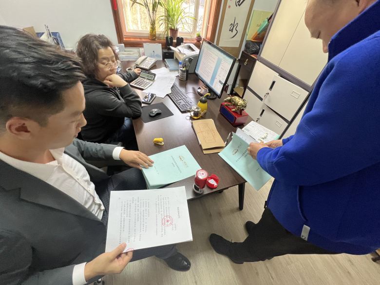 博菲克家具業(yè)務(wù)經(jīng)理和錦江之星負責人簽訂酒店家具合同.jpg